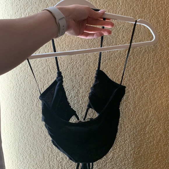 Black cut out halter crop top - Picture 2 of 2